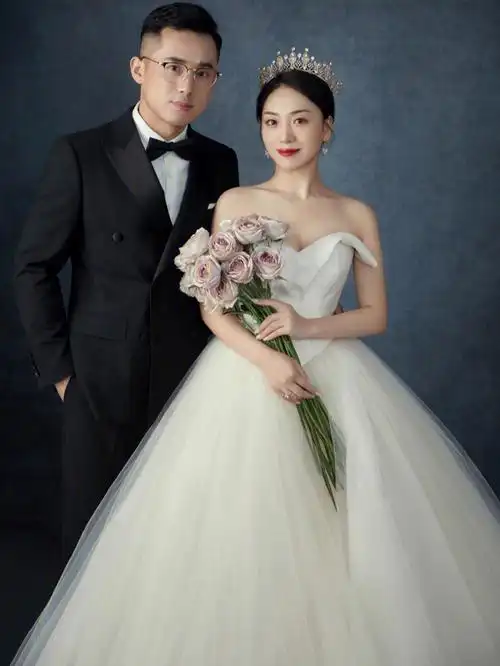 决定拍婚纱照之后一直在关注各种各样的婚纱摄影店,也有同事帮忙推荐