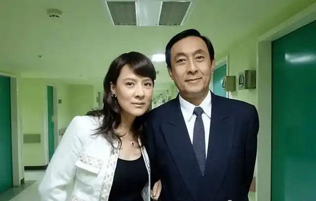 去世明星遗孀现状:李咏妻子定居美国,吴孟达妻子养8旬婆婆_谢园_邱悦