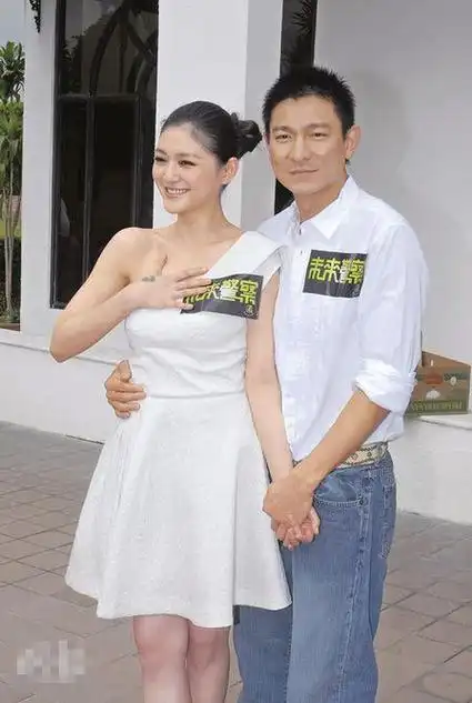 和记忆被篡改,仿佛她并没有大红过,只是一个依附于男人的过气女明星