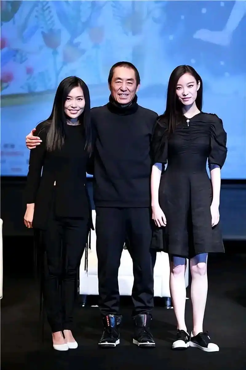 张艺谋对倪妮说:"我女儿跟你长得真像,很给她老爸长脸!