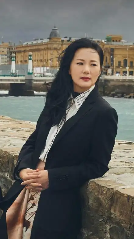 49岁新晋影后咏梅再逐影后黑色西装配麻花辫气质太优雅