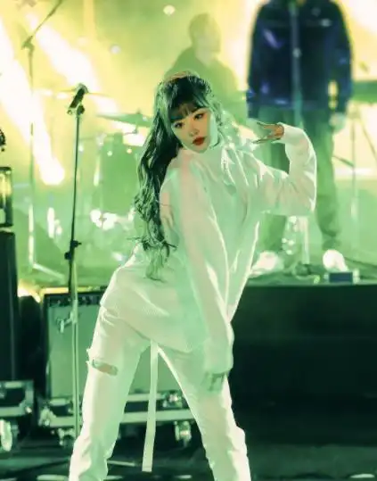 孔雪儿在五哈跳舞时有谁注意鹿晗的反应了回家得跪搓衣板