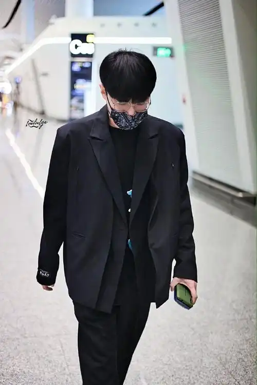 何九华超话7515#何九华不负韶华#210517 pkx出发终于看见这身西装