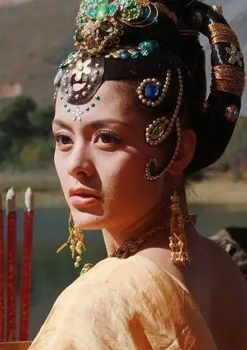 娱乐 正文 王力可算是美人,但是出演美得出尘脱俗的女儿国国王还是有