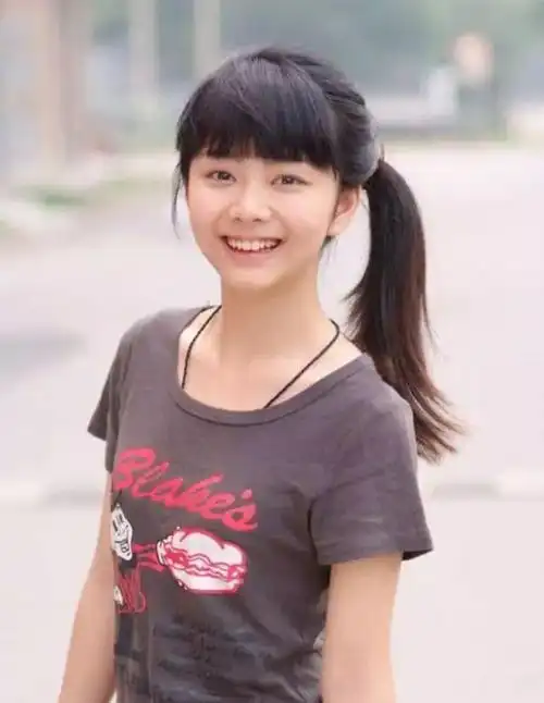 谭松韵上学的时候,为什么没人追?看完她的照片,真相大白