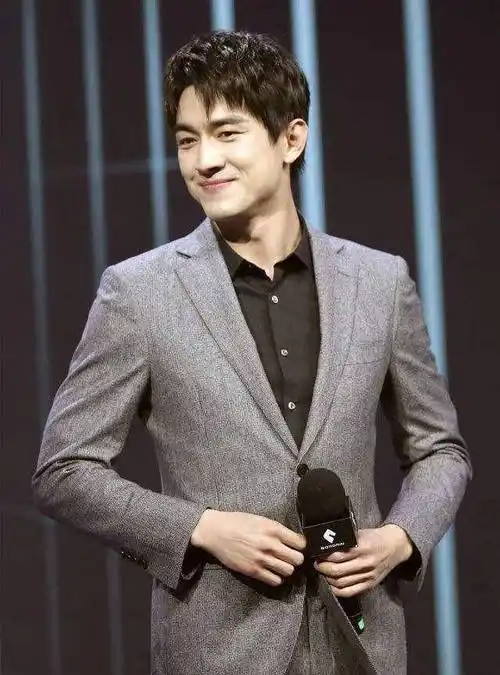 "漂亮的身材差,丑的身材好"这些明星的脸和身材反差太大_何润东