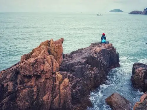 悬崖望海摄于浙江嵊泗列岛