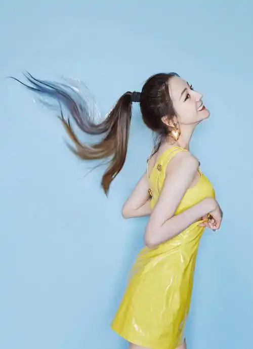 迪丽热巴化身柠檬精,穿皮短裙高调秀腿,网友:看不腻_裙子_美得_举止