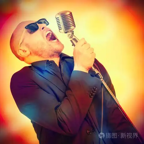 男人用麦克风在手