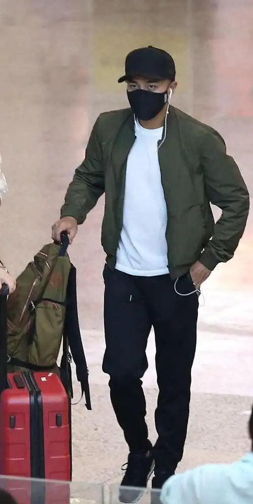 刘恺威私底下真没啥架子牛仔裤都破洞裤也要穿反而更时髦