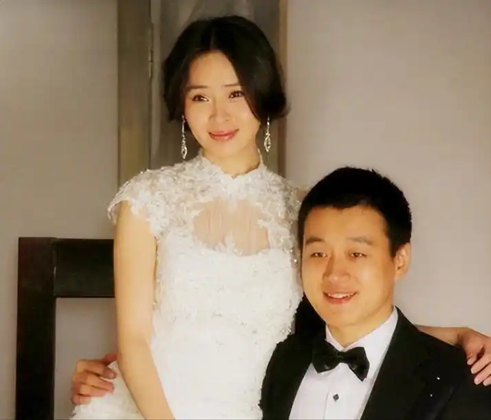 有种"整容"叫于明加结婚,老公胡俊变化不大,她却像变了一个人