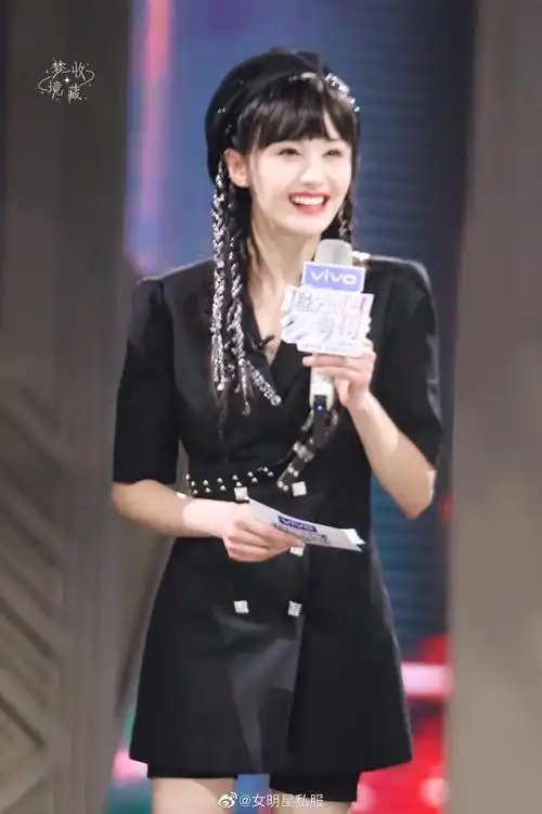 郑爽本周《追光吧哥哥》综艺造型,all black贝雷帽搭配西装裙的暗黑小