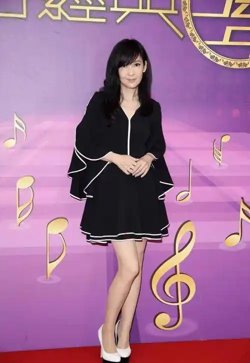 53岁周慧敏近照,梳斜刘海继续扮嫩,一手皱纹暴露皮肤松弛!