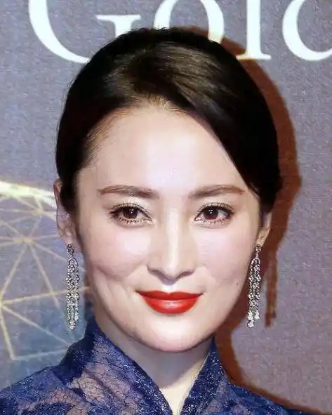 蒋勤勤近照曝光,老气横秋显憔悴,再也不是当年的"夏盈盈"_于正在_造型