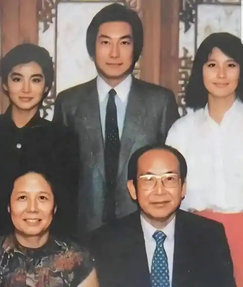 为了孩子们,林青霞的父母转而做起了服装生意,好在几个孩子都比较争气