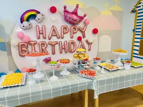 写美篇快跑呀,生日party马上开始啦   老师悄悄的为宝贝们布置生日