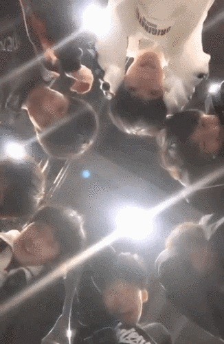 丁程鑫,宋亚轩,刘耀文,张真源,严浩翔,贺峻霖七人组成的团体