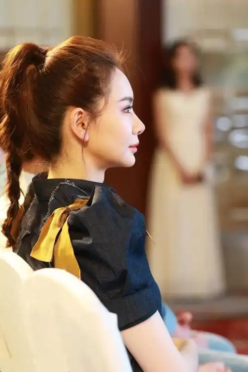 戚薇新发型泡面头少女感十足