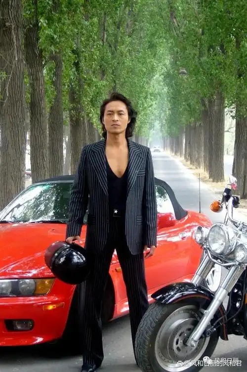 61岁马景涛身穿破洞牛仔裤宣传新片,腿部线条优美,爱美之心不减