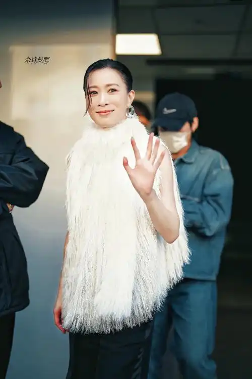 #佘诗曼巴黎时装周#