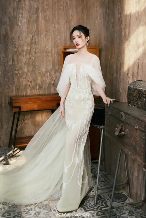 微博视界大会##李沁蝴蝶长纱深v礼裙##李沁淡黄色亮片纱裙