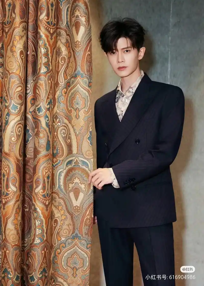 这谁顶得住啊 #任嘉伦 #西装杀 #霸总氛围感 #禁欲系