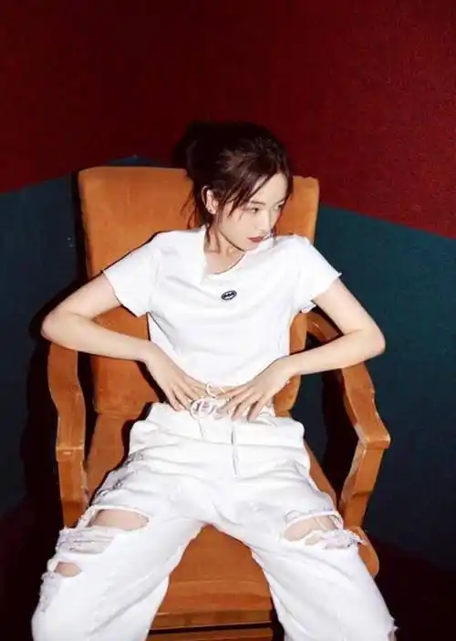 李庚希白色上衣尽显好身材,狗啃刘海太吸睛_时尚_少女_黑色