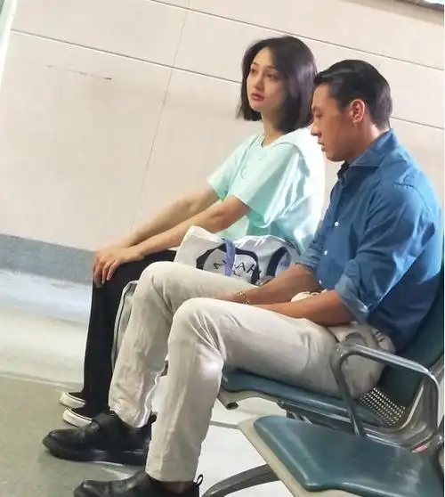 郑爽拍赵宝刚新戏频频看手机被指不敬业但看到手机内容放心了