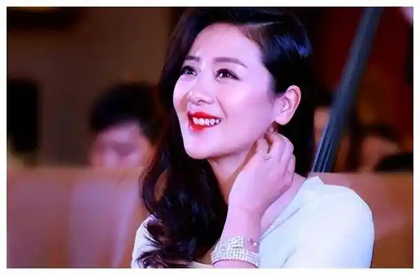 43岁小李琳如何嫁给比自己小六岁的"软饭男",婚后却被