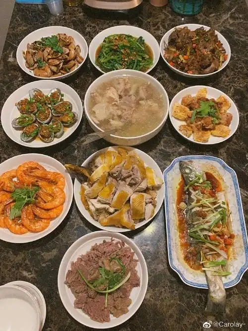 的就是一家人其乐融融地一起吃饭,妈妈总会做好一桌子菜等着我回家