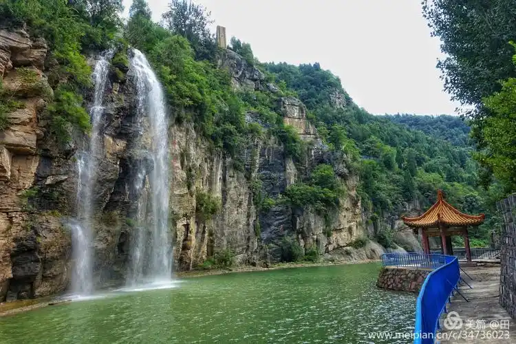 霞飞卧龙台,叠瀑环翠峪.