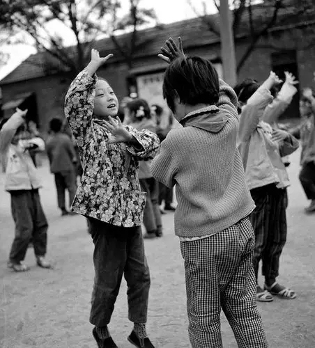 学校里学跳集体舞.上世纪70年代末