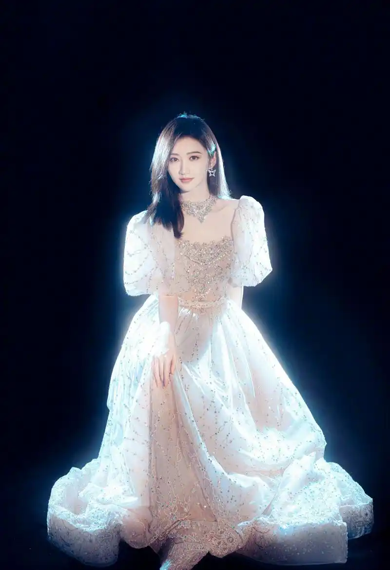 景甜粉红薄纱连衣裙优雅时尚写真