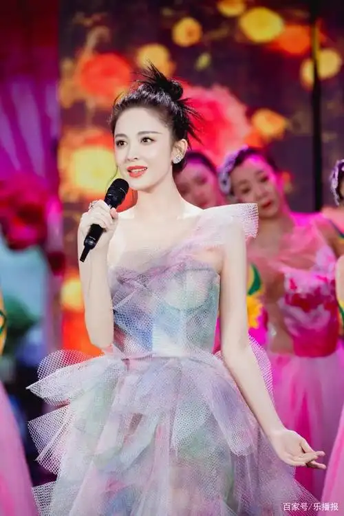 古丽娜扎五一晚会献唱《春暖花开》,粉嫩色系礼服宛如花仙子