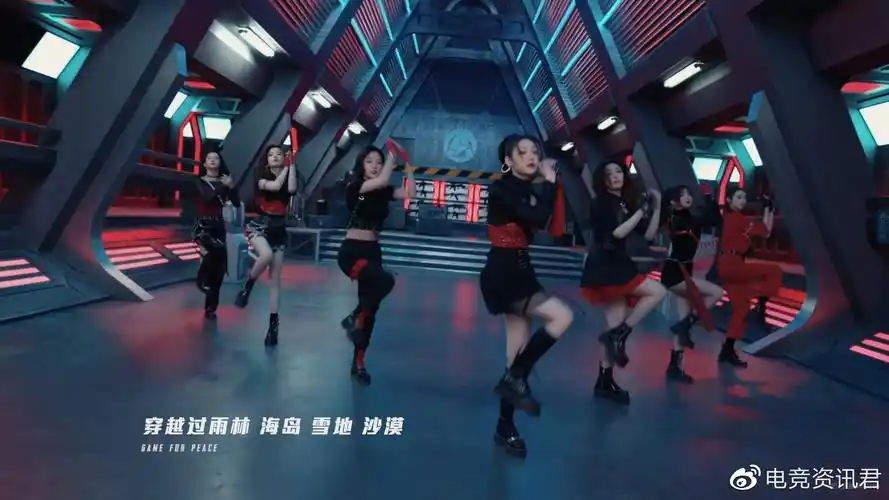 宅男心动了?硬糖少女303参加和平精英派对,浪漫波比套装真香