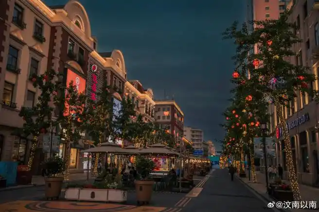 中山路的傍晚,天上的晚霞与街道的霓虹投射到了一起,霎时间,中山路