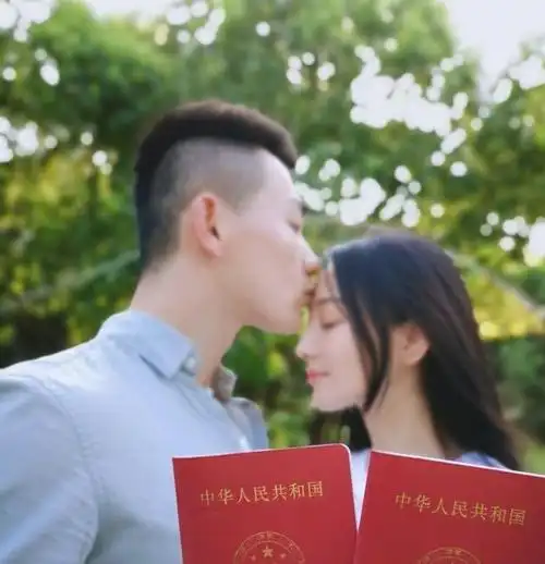 今天可以说是非常喜庆的一天,演员张馨予和歌手徐佳莹同时公布了婚讯
