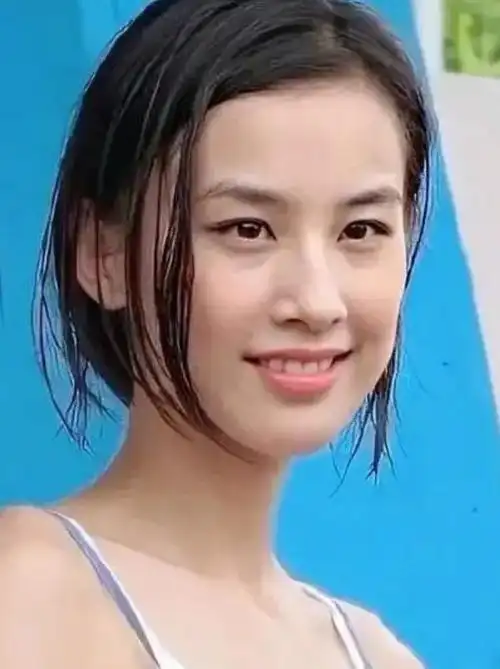 黄圣依之前是星女郎,很有星女郎的范,张柏芝那样类型的女生很受星爷