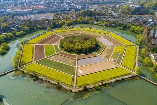 旁边一层层的农田有规则的环绕,在外面这是一圈水域,这就是一个太极图