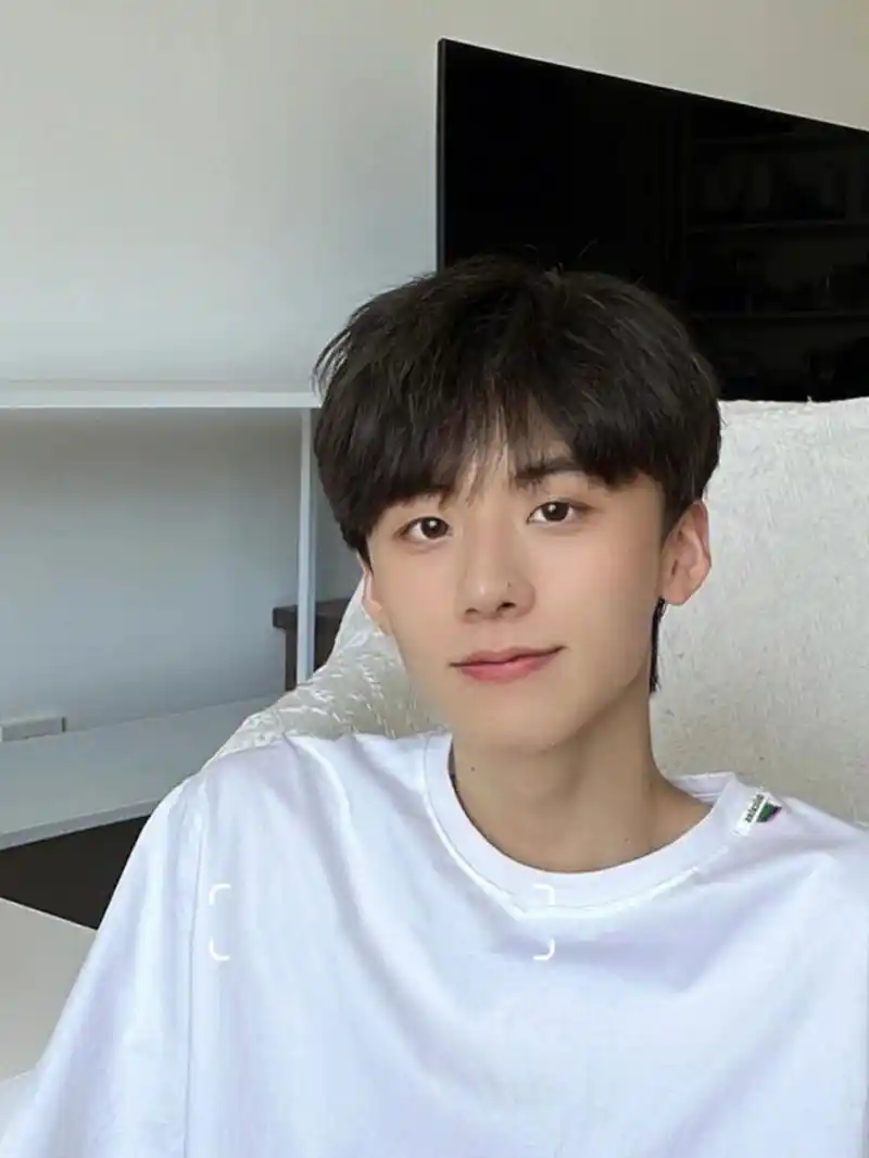 少年感十足的自然微分碎盖发型 男生碎盖发型这个发型不挑脸型,还减龄