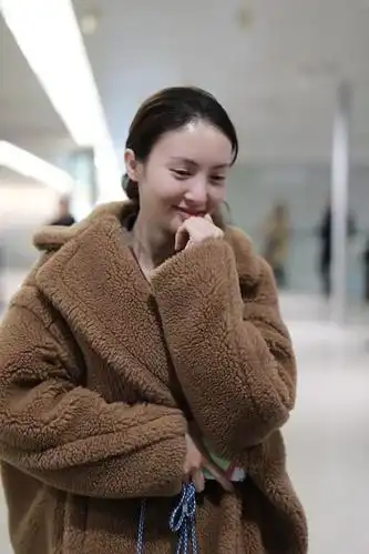 金晨素颜现身机场,一身羊羔绒外套太可爱,好似小女孩