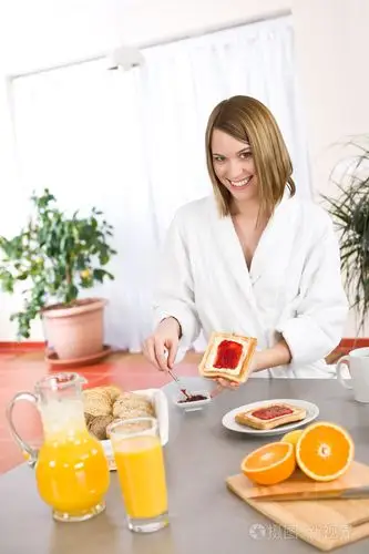 早餐快乐的女人带着烤面包和果酱