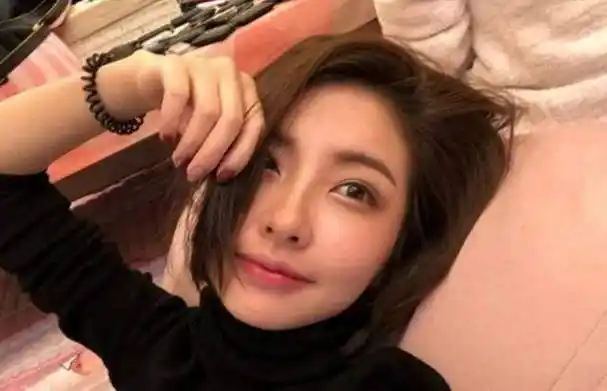 思聪第14段恋情终结束,从头到尾审美没变,和第一任女友有关_姑娘_张倩