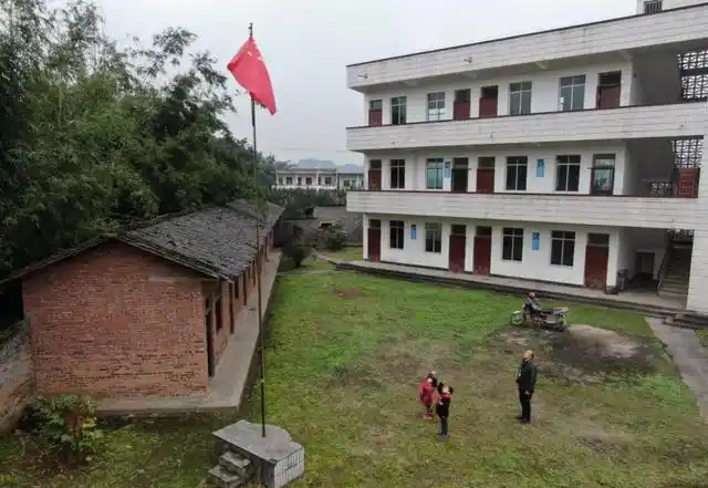 笔者小时候,就在村里的小学就读,最初还是砖瓦房,连电灯都没有,四五