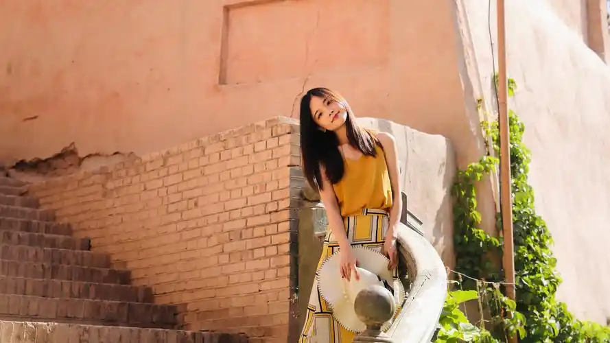 王冰冰夏装裙子户外4k美女壁纸