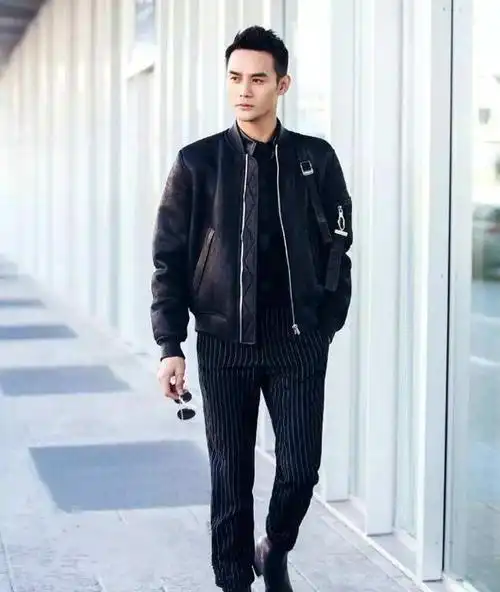 王凯穿灰色毛衣现身,手插裤袋脚步从容,但这眼神有些让人意外