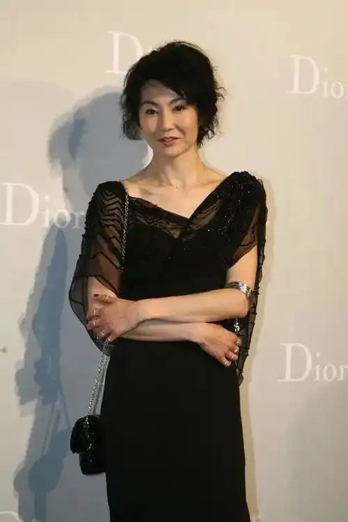 张曼玉老了却仍爱赶时髦法令纹都成沟了但骨相仍然很高级