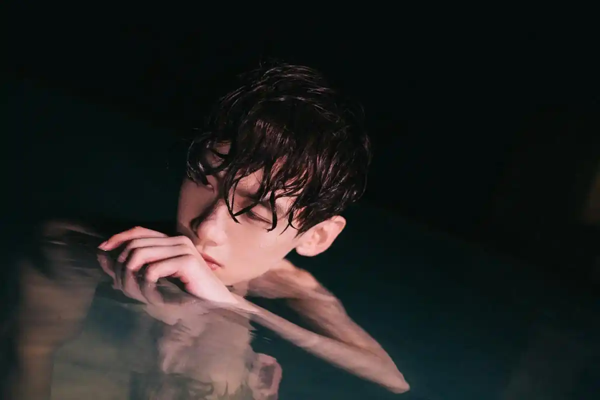 白敬亭泳池写真玩湿身诱惑 好身材一览无余