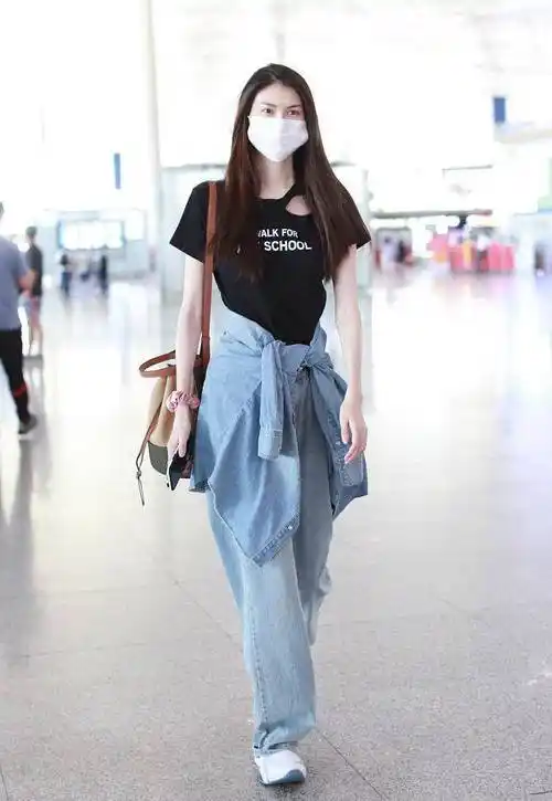 马雅舒不愧是吴奇隆的前妻,黑色polo衫配牛仔裤,猜不出年龄_身材_方面