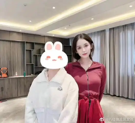 古力娜扎和网友合照#网友晒与古力娜扎合照,娜扎的颜是真实存在的吗?